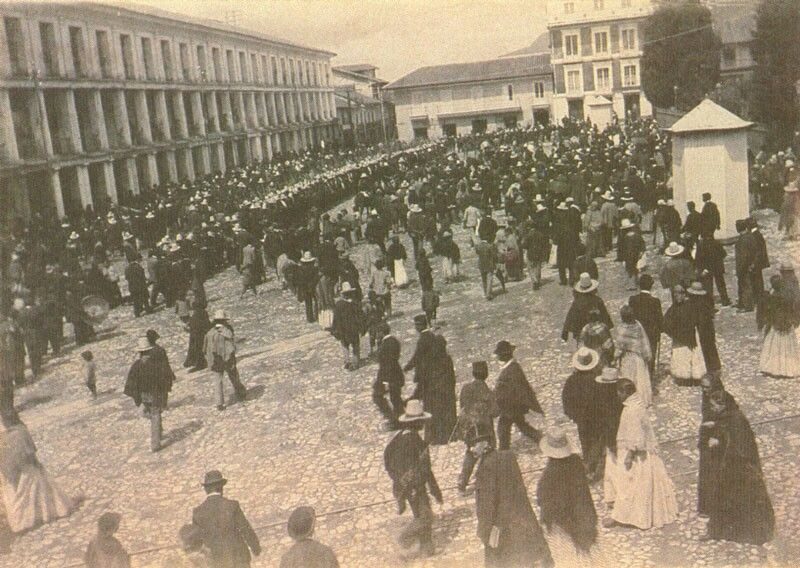 Military recruiting in Plaza de Bolívar, 1900