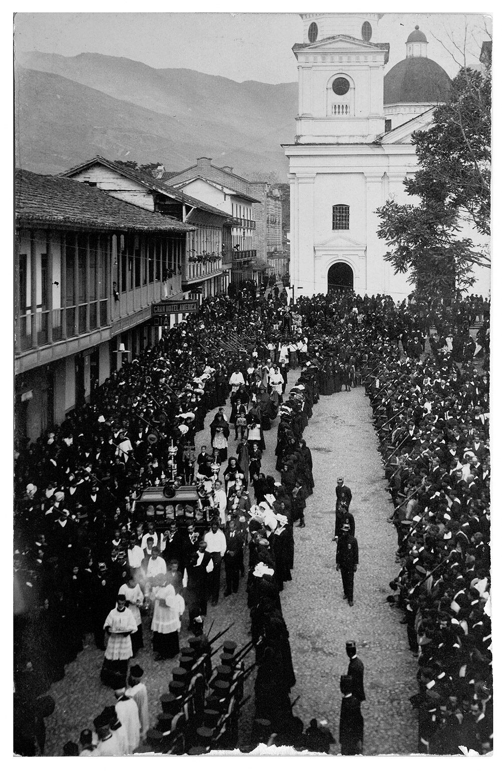 Procesión del Santo Sepulcro, Parque Berrío, Medellín, 1900